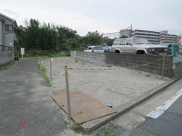 細長い形の土地。手前の接道面は北側です。
