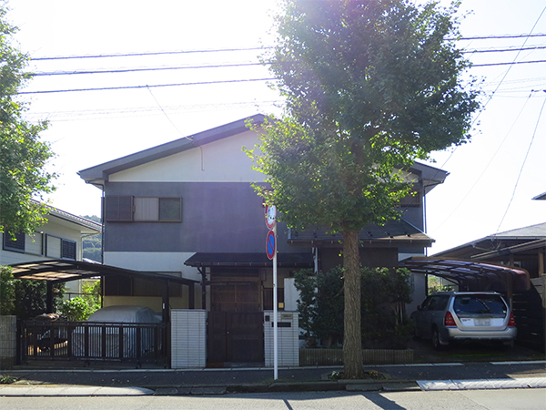 現況は昭和52年築の古家があります。