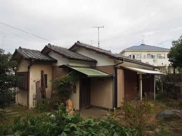 敷地南側にはゆったりとした庭付きです