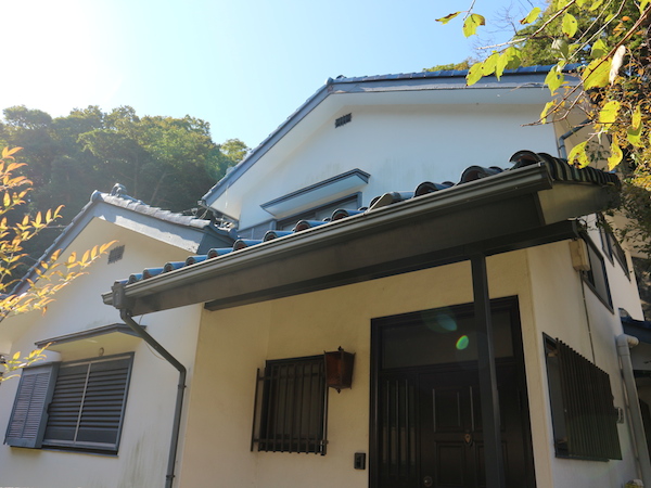 渋いけどなんだか愛らしくもある、青い瓦屋根のお家。