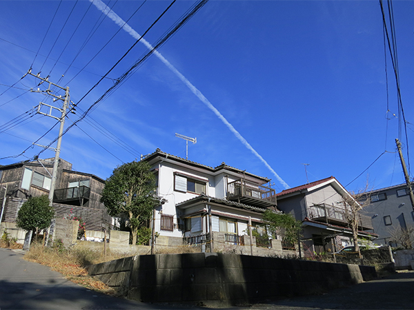 たまたま飛行機雲がびゅーん。2面道路に面した角地です。