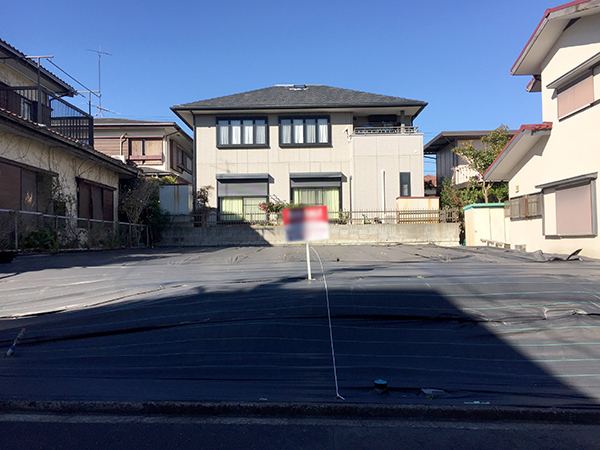 接道より撮影。左側がB区画。右側がA区画です。