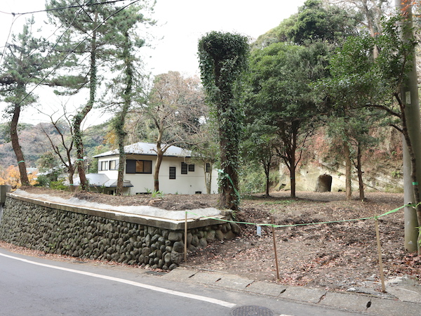 樹木がいい感じに残る、公園のような場所。