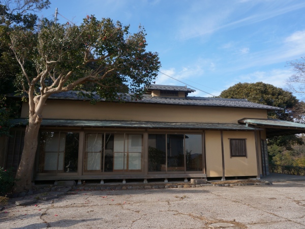 ヒルトップの平屋（迎賓館）。写真左側にドーーーン！！！と海が広がっているわけです。2枚目の写真に急げ！