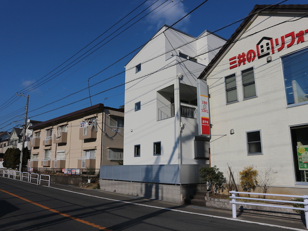 JRの電車内からも見える、この白い家！目立つでしょう？（三井のリフォームの隣です）