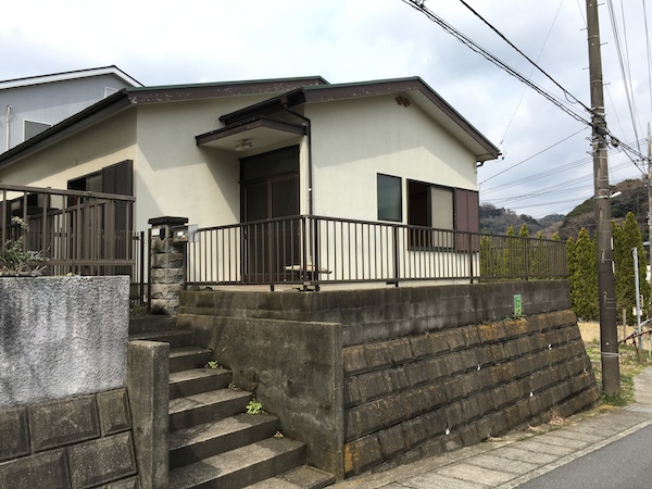 道路より少し高い場所に建つ平屋。