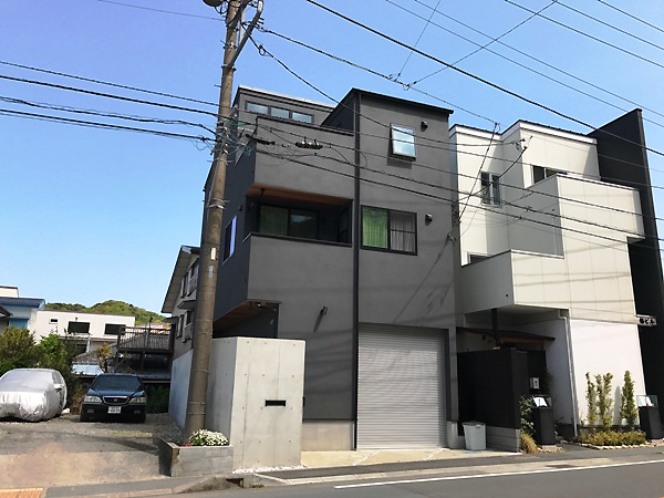 黒スーツでビシッと背筋を伸ばしたかのような外観！キマってます。