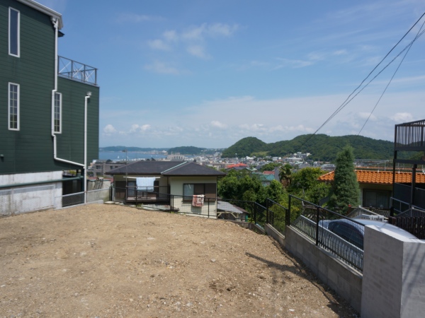 2階デッキからの眺望。ひゃっほー！気持ちいい〜！左端に江ノ島が見えています。肉眼でみるともっと大きいです。