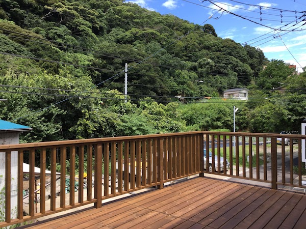 この山ビューなウッドデッキ！ハンモックおいてお昼寝したーい！