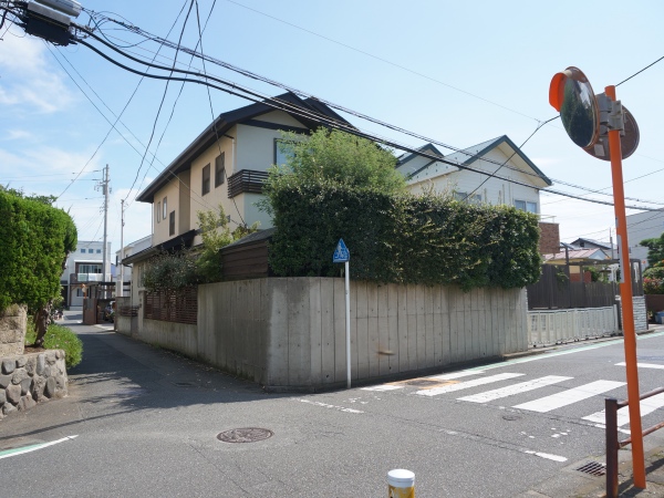 見事な角地！既存の建物はうまくプライバシーを守っていました。