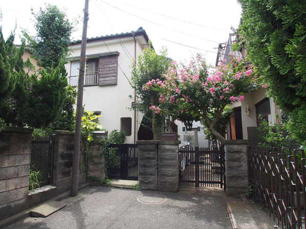 正面向かって左右に2区画の売地です。