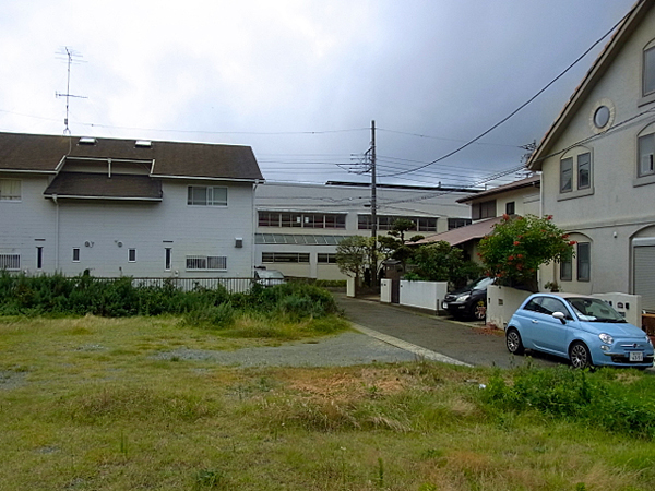 敷地から。