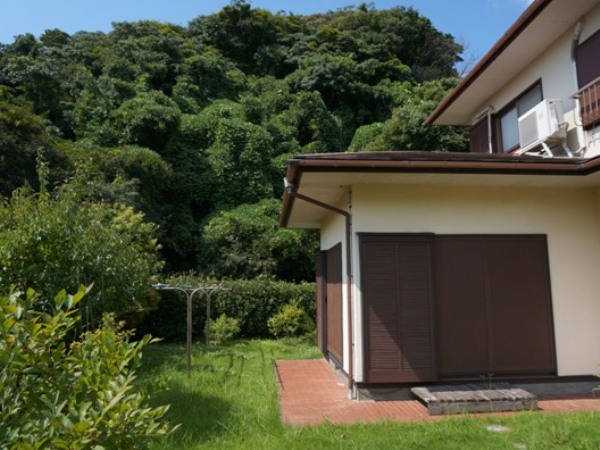 庭が建物を、庭が家族を。いや、山が家族を囲む。