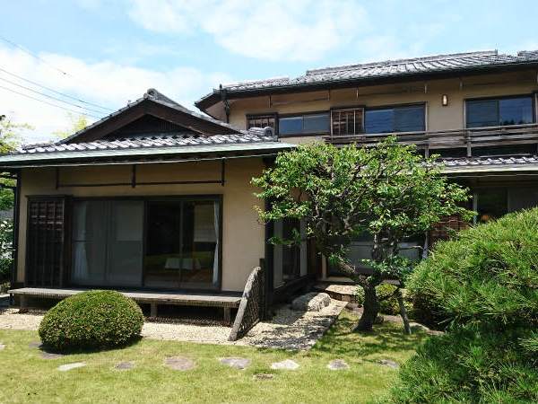 左の出っ張りが縁側！そしてこの庭を向いて建ってる感！考えられてます。。