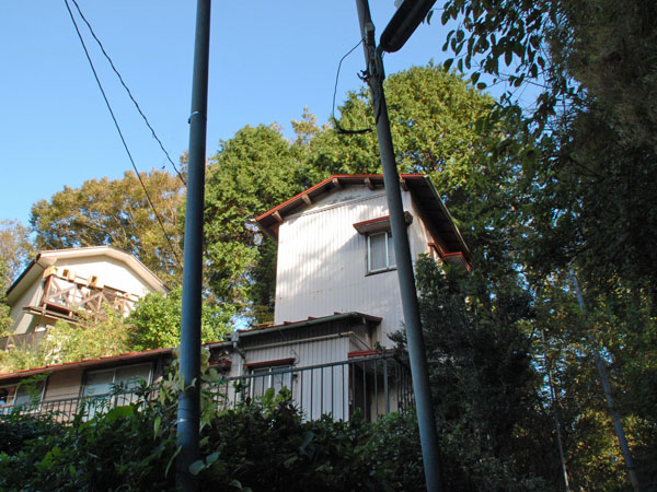 白い壁と、赤い屋根のお家。昭和３０年築。