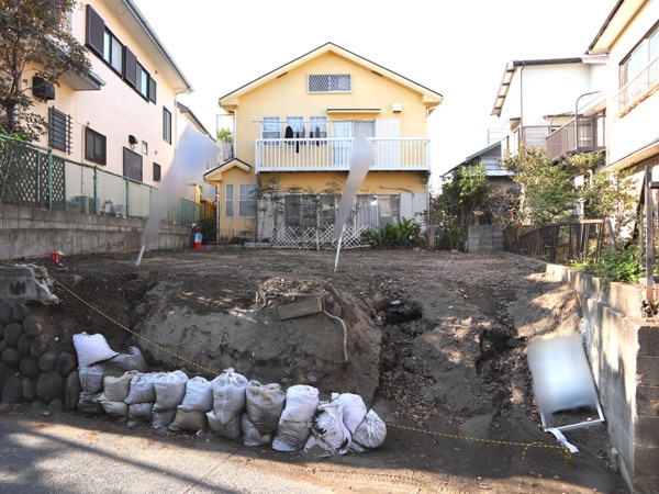 ガスや水道などの設備も整っていて、更地なのですぐ家を建てられそうです。
