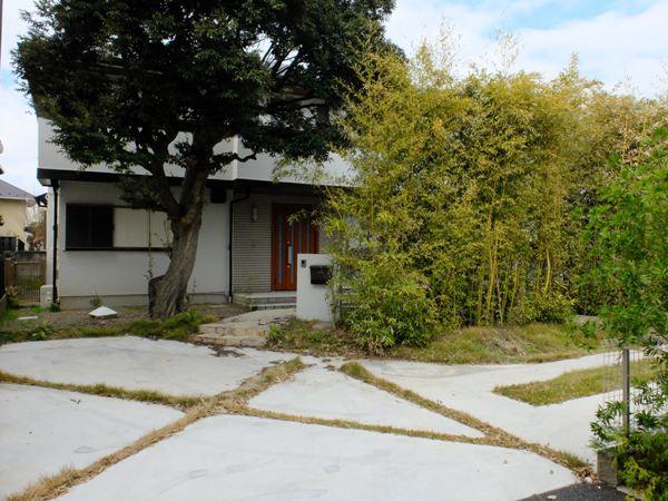 長いアプローチを経て、樹木の影にチラッと見える趣きある建物。