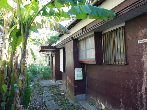 見てくださいよ、この平屋の佇まい。バナナの木が南国感だしてます。