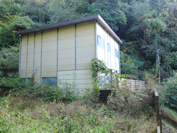 プレハブの後ろから右のブロック塀までが敷地です。画面手前の更地も当該地。