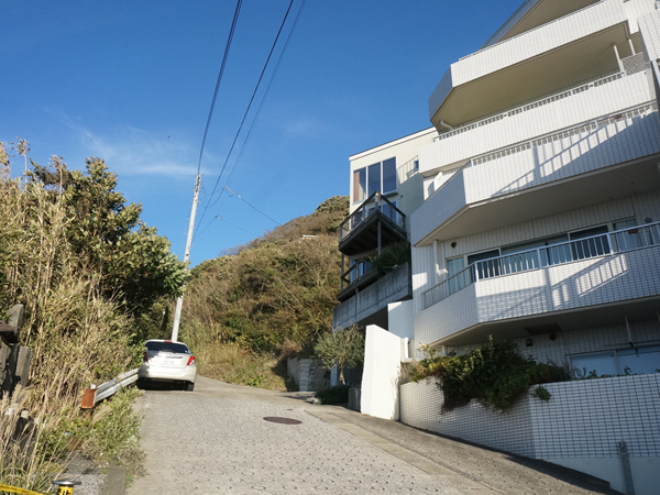 このマンションの先がご紹介の土地です。