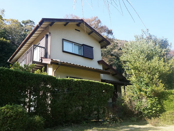 緑の中で凛と建つ