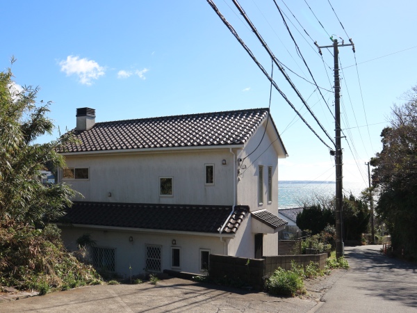 海と家との関係性。真正面にキラキラな水平線が！