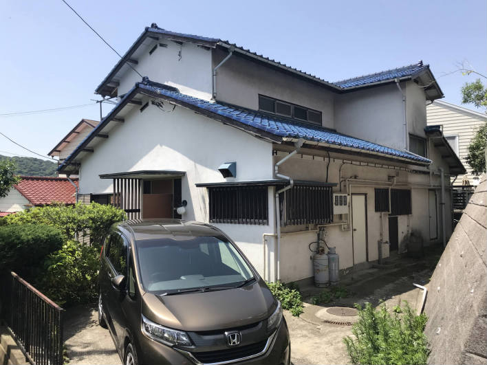 青い屋根瓦が眩しい概観　車入りますよ
