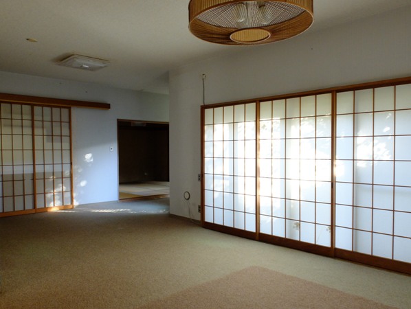 柔らかな和紙の光が心地よい数寄屋を感じる意匠。モダンなファブリックを合わせたい。