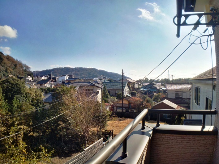 二階東側からの眺望は三ヶ丘らしい。