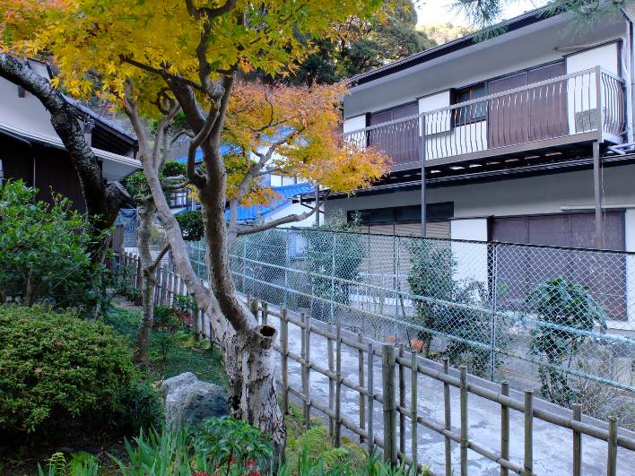 庭の風情がたまらない通りに面したリノベ素材。白い外壁に渋い紅。