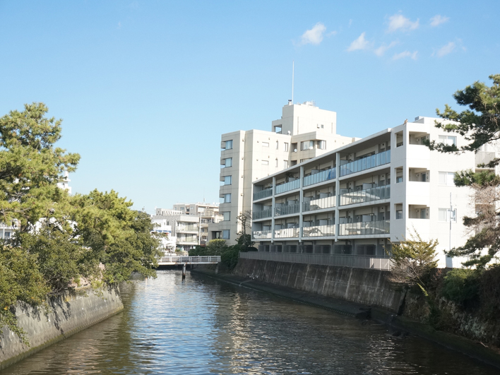 森戸川沿いの建つマンション、目の前は森戸海岸！