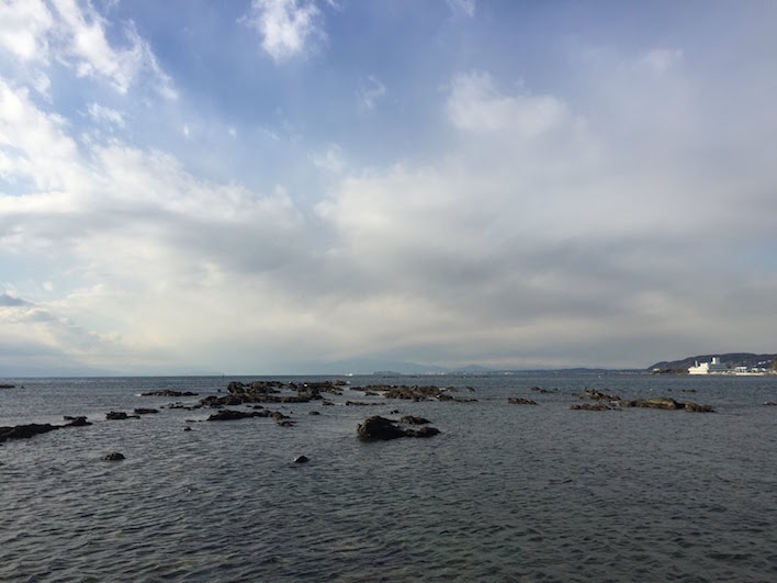 ドーン！海最前線。晴れ日には富士山＆江ノ島もドーン！（堤防の上から撮影）