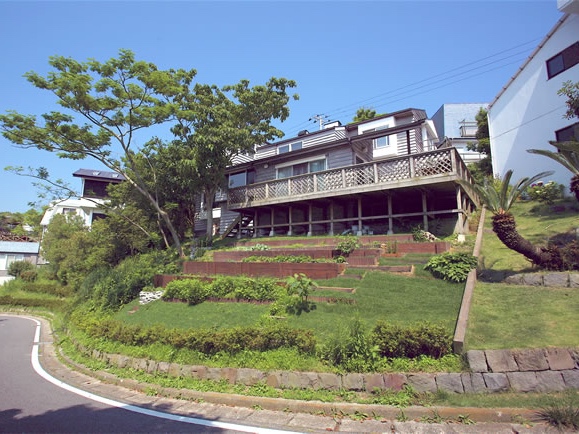 これこれ♡通る人を必ずや魅了する技拓の家。傾斜部分も庭園のようにお手入れされています。