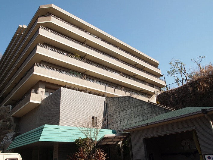 北鎌倉のちょっと高台。街を見下ろす緑に囲まれたマンションです