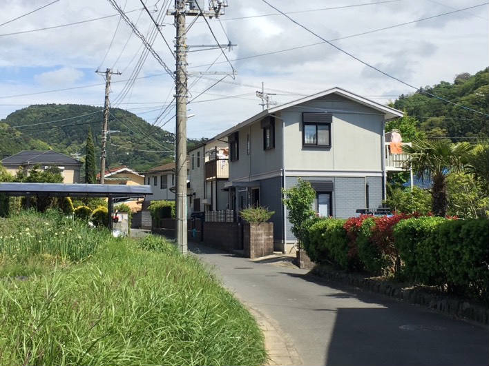 外観　周辺は牧歌的な雰囲気