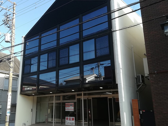 ガラス張りの外観もなかなか目をひく一階の店舗