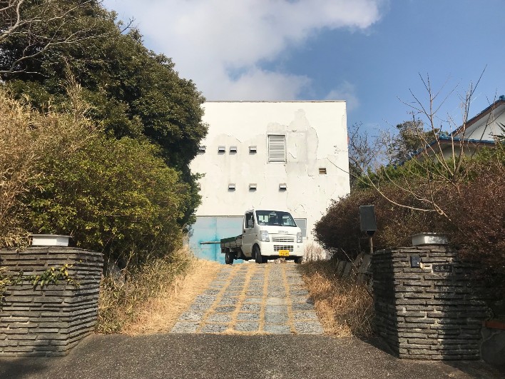 敷地入り口にドンっと白い建物が。そこでハトを飼っていたそうです。