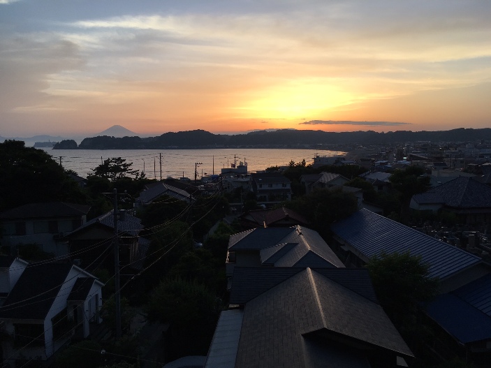 材木座の高台から見る夕景の一時。