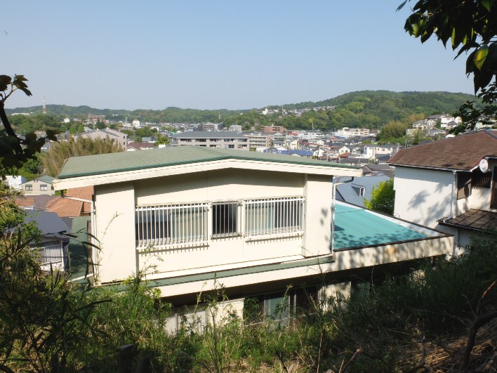 山の稜線と調和するかのような土地形状。