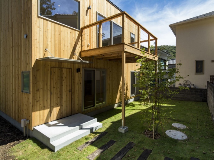 外構は枕木と芝生。現地ご案内はいつでも可能です。お気軽にお問い合せください！