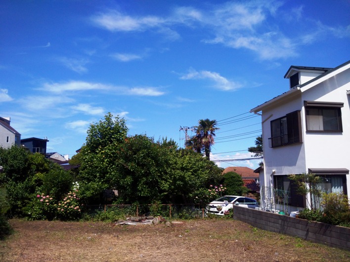 B区画予定位置。西側は少し抜けている、夕日がいい感じになるだろう