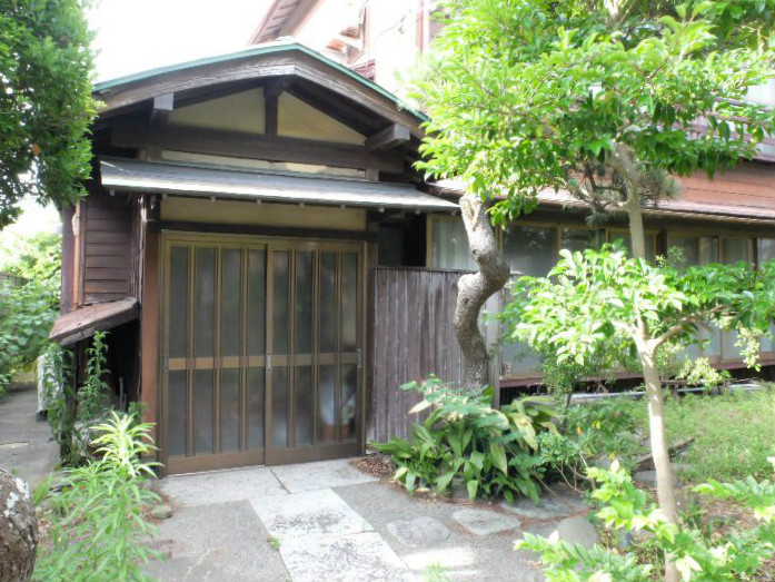 かわいい玄関。三角形の屋根とガラリと開放できる引き戸がいい！