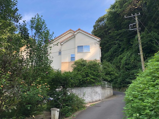 もりもり緑に囲われた、築6年の戸建。