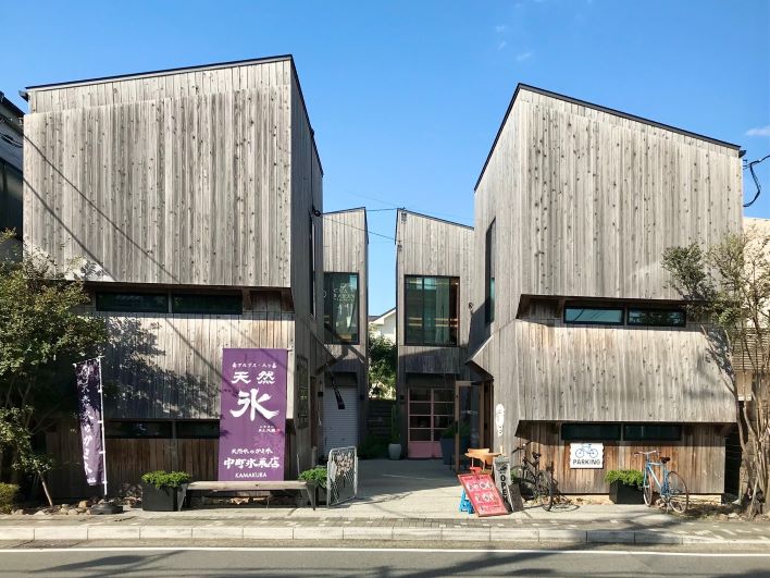 向かいのお店との距離は程よい距離感。募集してる区画104は建物向かって右の1階部分。