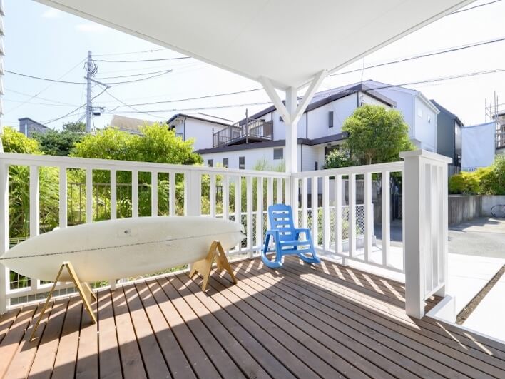 カバードポーチ。室内と外の区切りがファジーになるので、気軽に外に出やすくなるのがいいんです！