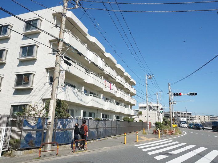 134号線沿いの海最前列マンションです。