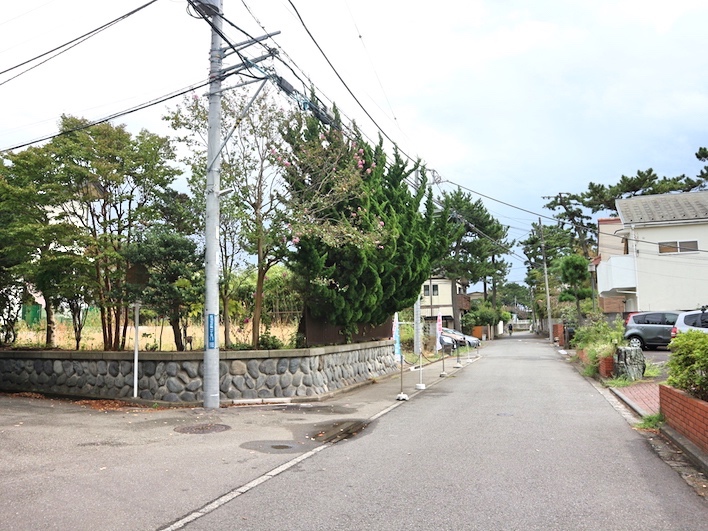 前面道路がゆったり、そして車の通行がないって贅沢なこと。絶対キャッチボール、するよね。
