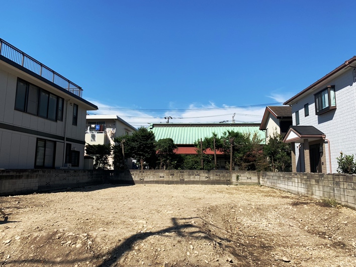 北側隣地は、桜神宮逗子分社の屋根が映える