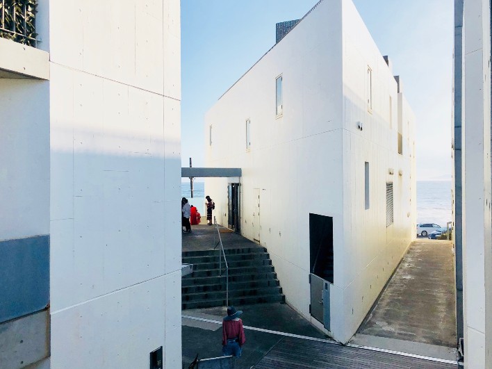 敷地内には面白い形しをた建物が並んでいます。(201号室)