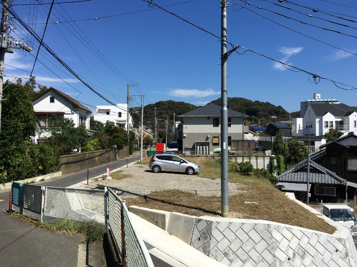 3方向が開けた起伏に富んだ土地。空が広い！
